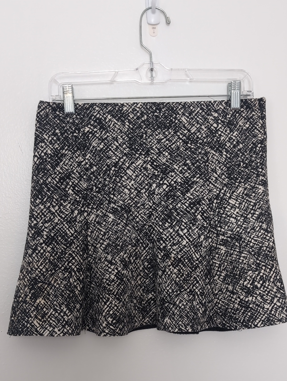 Zara womand Black and White Textured Circle Skirt Ziper Closure on The Side.